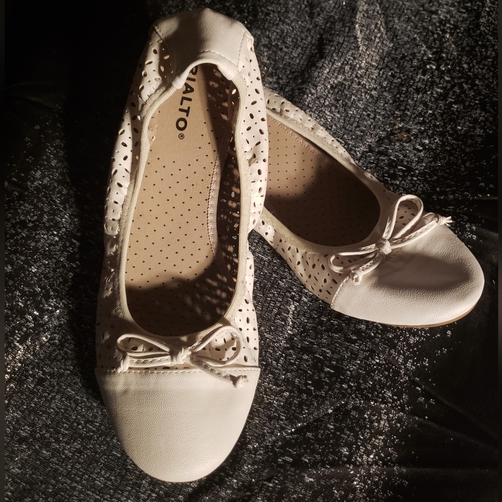 White Rialto flat valet shoes size9